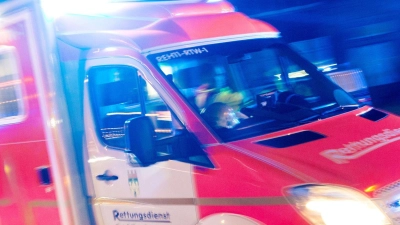 Ein Rettungswagen brachte den Fußgänger schwer verletzt in ein Krankenhaus. (Symbolbild) (Foto: Marcel Kusch/dpa)