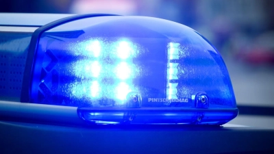 Eine Polizeistreife stoppte die Fahrt auf zwei Rädern mit einem knapp zweijährigen Kind.  (Symbolbild: Patrick Pleul/dpa)