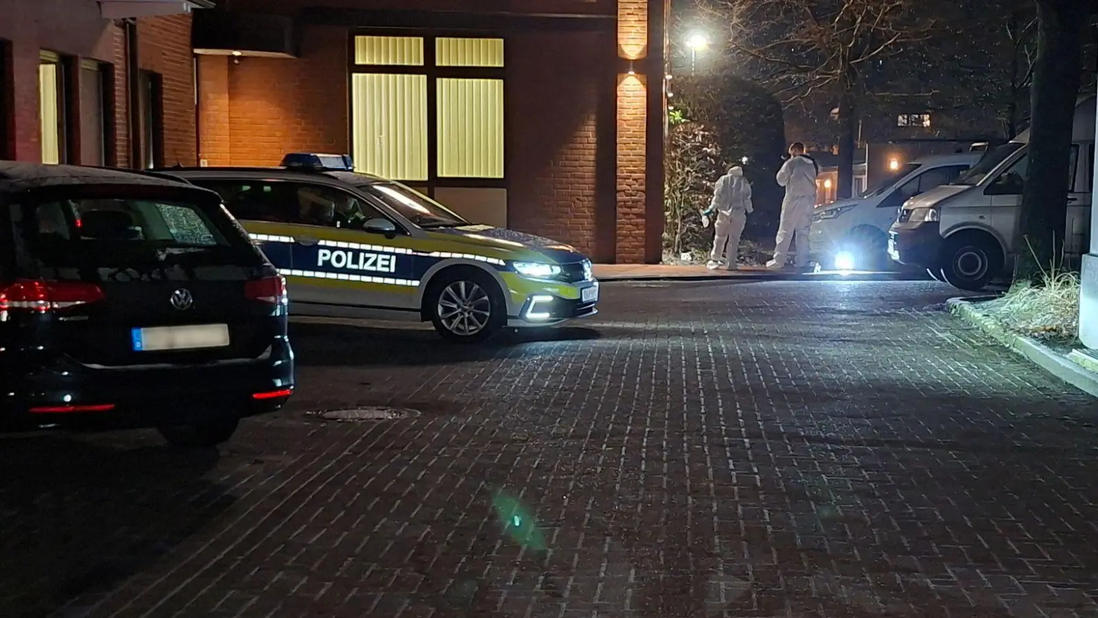 Ermittler suchen nach einem Bankeinbruch nach Spuren. (Foto: Kai Moorschlatt/dpa)