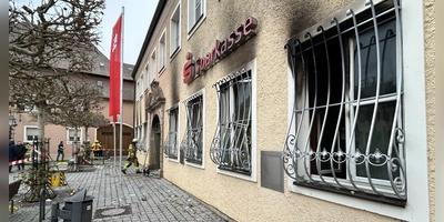 In der Nacht auf Freitag ertönte gegen 2:30 Uhr ein lauter Knall in Herrieden. Mehrere Täter hatten zwei Geldautomaten einer Bankfiliale gesprengt und sind anschließend in einer schwarzen Limousine geflohen. Nun ermittelt das Landeskriminalamt. (Foto: Florian Pöhlmann)
