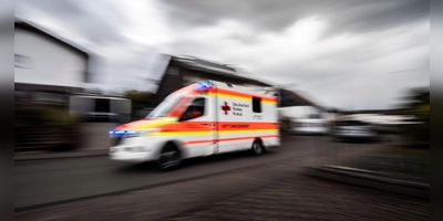 Ein Notfallsanitäter aus dem Landkreis Ansbach steht vor Gericht. Der Vorwurf: fahrlässige Tötung, weil er eine Patientin nicht mit ins Krankenhaus nahm und sie später verstarb. (Symbolbild: Boris Roessler/dpa)