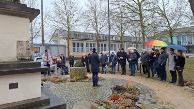 Oberbürgermeister Thomas Deffner erinnerte am Mahnmal vor dem Bahnhof an die Bombenangriffe auf Ansbach wenige Wochen vor Kriegsende. (Foto: Alexander Biernoth)