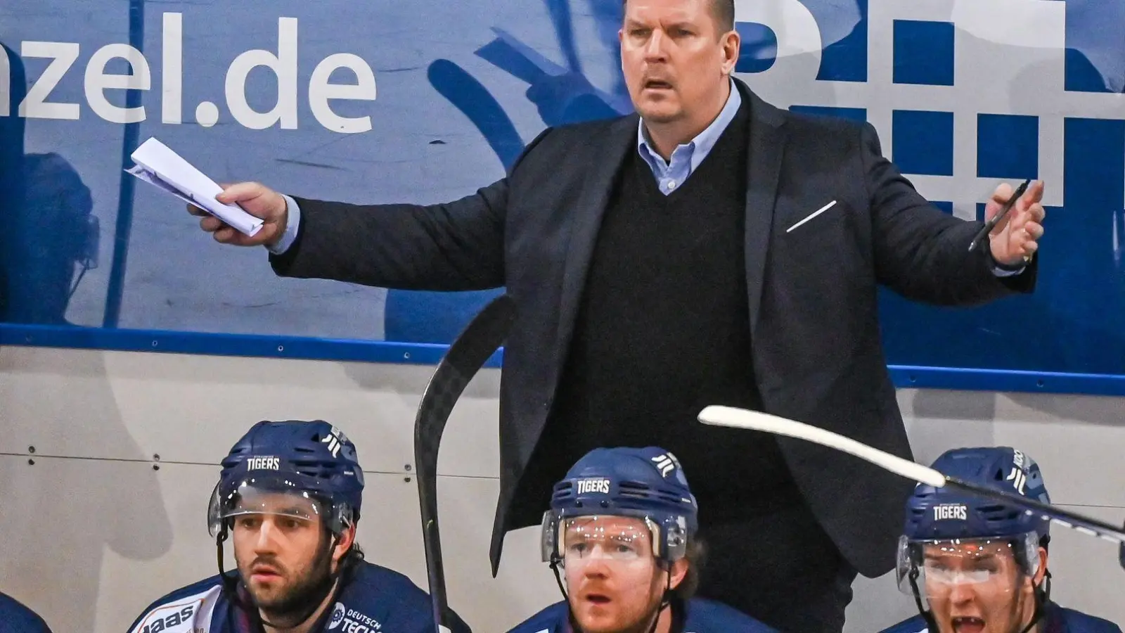 Tom Pokel ist nicht mehr Trainer der Straubing Tigers. (Foto: Armin Weigel/dpa)