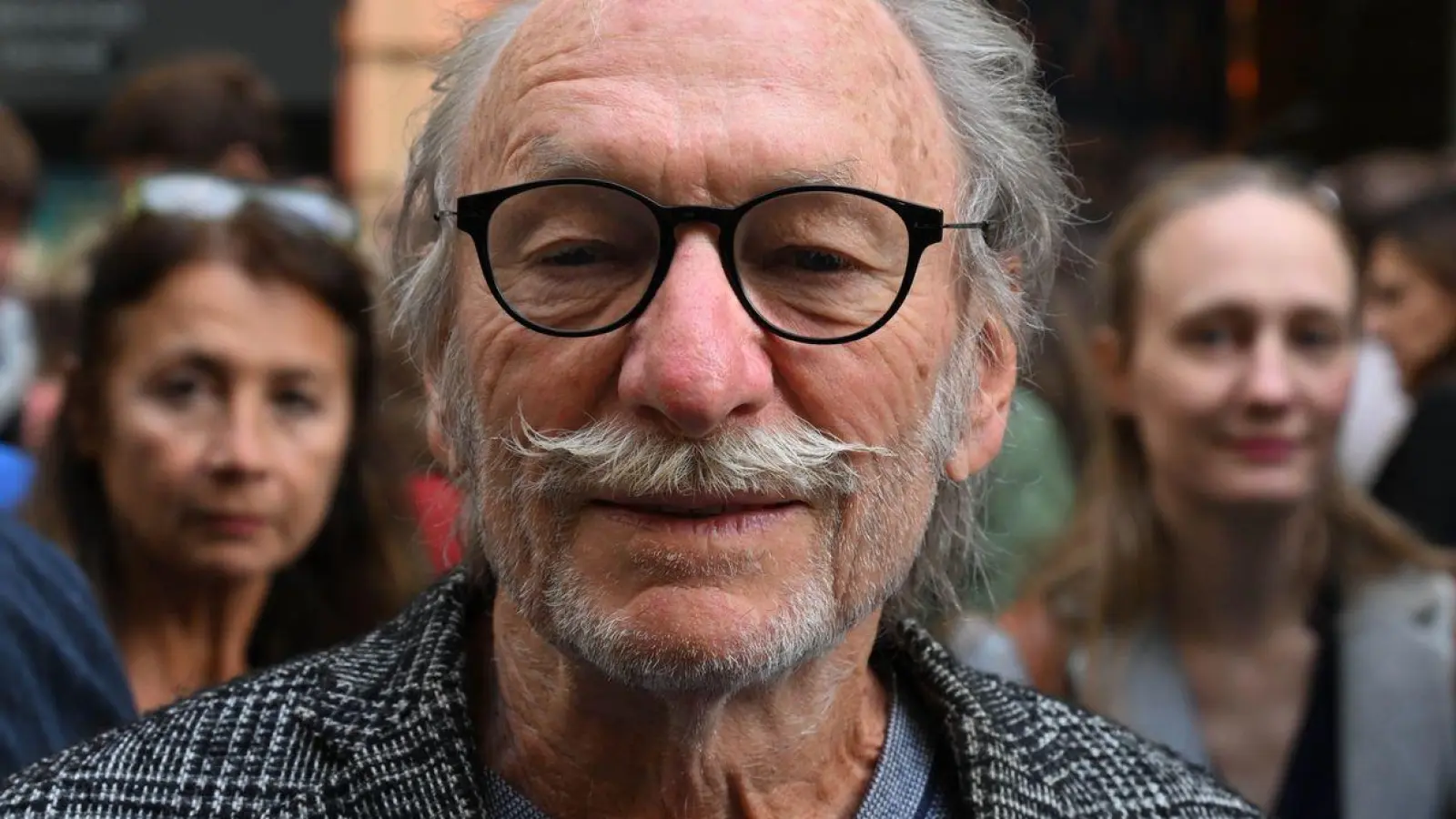 Die Kultserie „Kir Royal“ mit Franz Xaver Kroetz als Klatschreporter Baby Schimmerlos wird 40 Jahre alt - und ist bestens gealtert. (Archivbild) (Foto: Felix Hörhager/dpa)