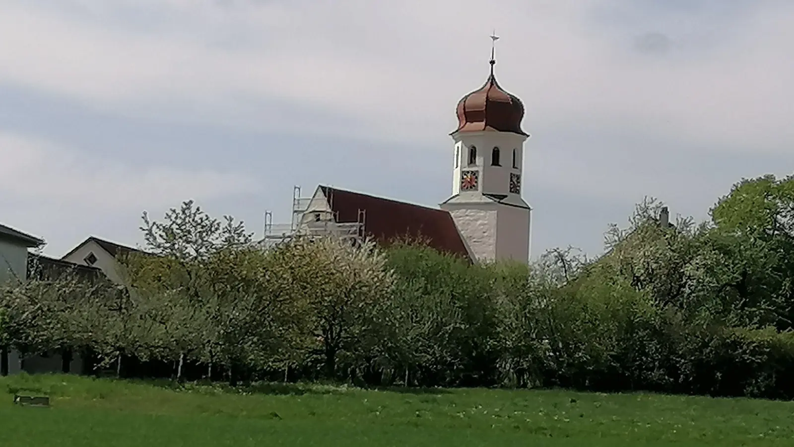 Hat Strahlkraft weit über das Pfarrdorf hinaus: Die Pfarrkirche St. Peter und Paul Halsbach nach einem aufwendigen und langwierigen Restaurierungsverfahren. (Archivbild: Friedrich Zinnecker)