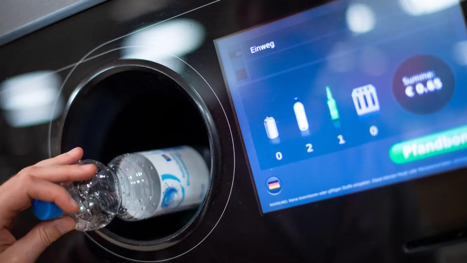 Auszahlen lassen oder spenden? In vielen Supermärkten und Discountern kann man Pfandgeld inzwischen einem guten Zweck zukommen lassen. (Foto: Monika Skolimowska/dpa/dpa-tmn)