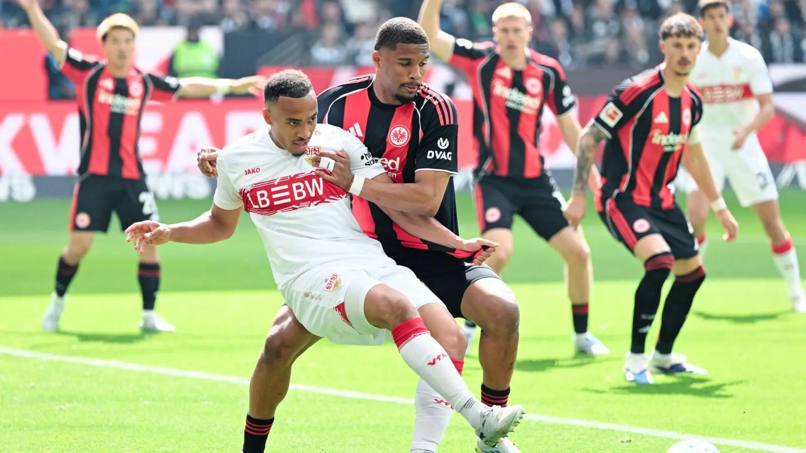 Der VfB Stuttgart um Jamie Leweling (l) sicherte den Champions-League-Platz bei Eintracht Frankfurt ab. (Foto: Uwe Anspach/dpa)