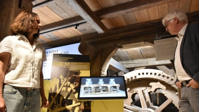 Kuratorin Juliane Sander und Museumsleiter Dr. Herbert May vor dem hölzernen Mühlen-Antriebswerk und der modernen Video-Präsentation. (Foto: Anita Dlugoß)