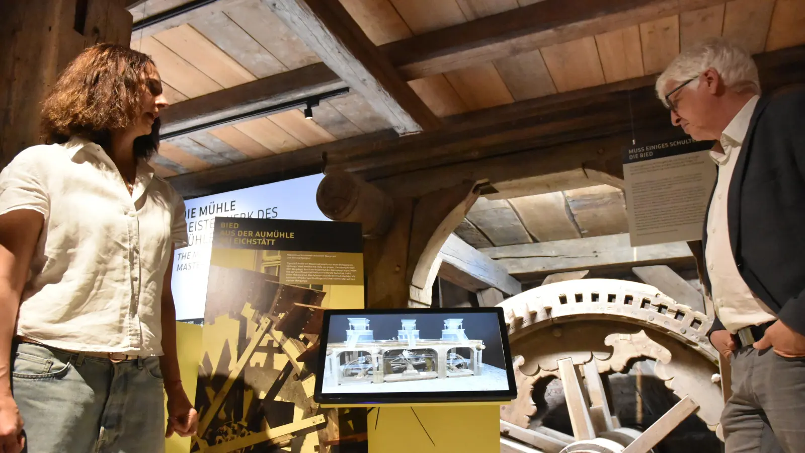 Kuratorin Juliane Sander und Museumsleiter Dr. Herbert May vor dem hölzernen Mühlen-Antriebswerk und der modernen Video-Präsentation. (Foto: Anita Dlugoß)