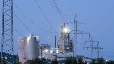 Energieintensive Betriebe wie zum Beispiel Zementwerke kommen für die Förderung in Frage. (Symbolbild) (Foto: Silas Stein/dpa)