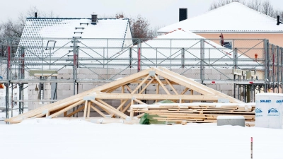Winter auf der Baustelle: Eis und Schnee muss kein Hinderungsgrund für den Fortgang der Arbeiten sein. (Foto: Andrea Warnecke/dpa-tmn)
