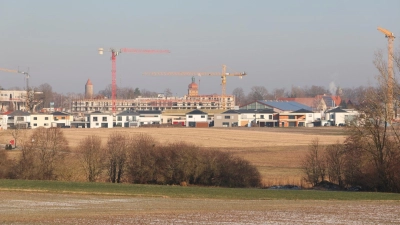 Das Neubaugebiet im Dinkelsbühler Westen wächst weiter. Derzeit läuft das Bauleitverfahren für den zweiten Abschnitt des Areals Gaisfeld IV. In der öffentlichen Auslegung gab es Einwände aus der Bürgerschaft. Einige Änderungen sollen nun an der Planung vorgenommen werden. (Foto: Martina Haas)