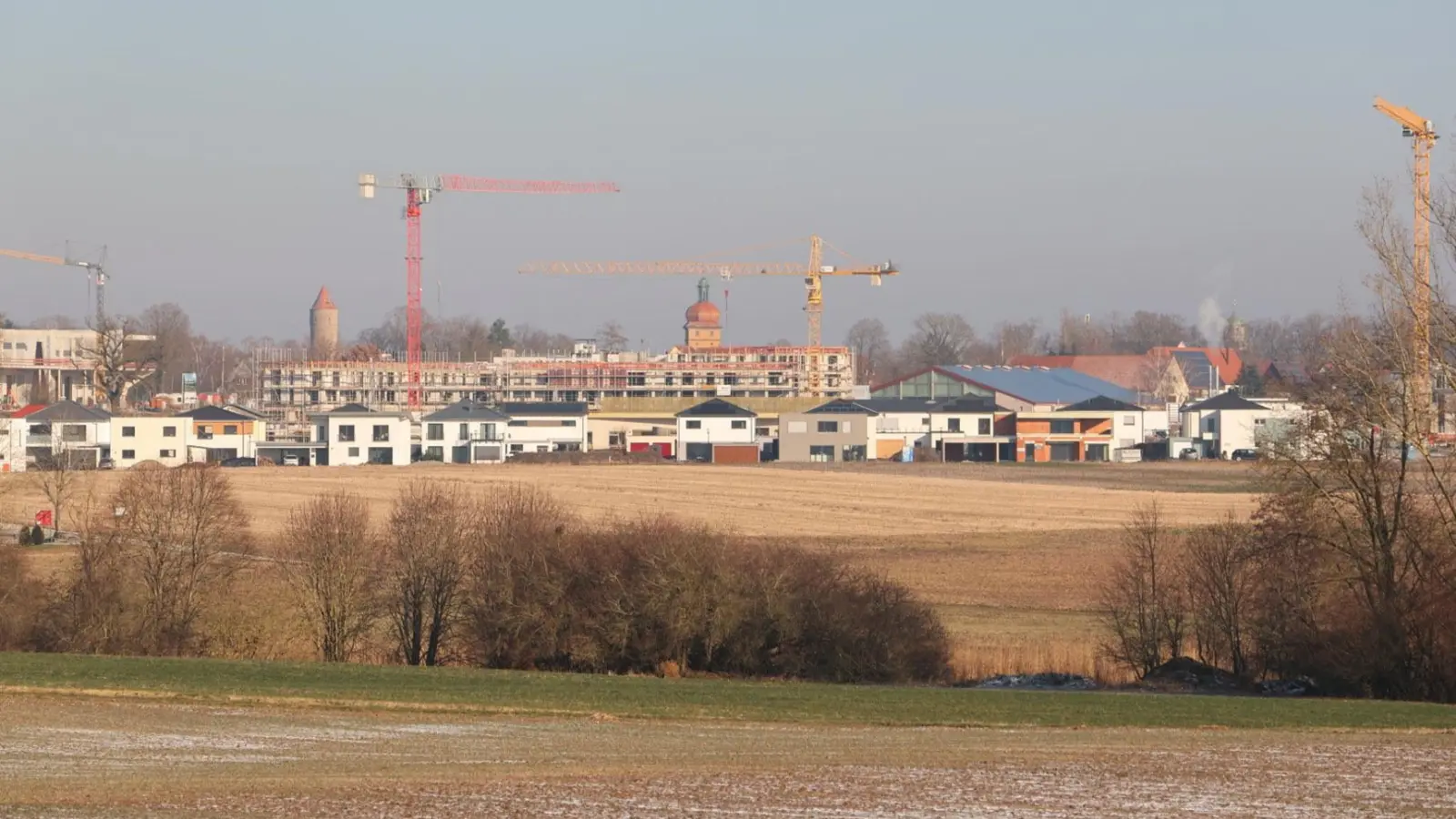 Das Neubaugebiet im Dinkelsbühler Westen wächst weiter. Derzeit läuft das Bauleitverfahren für den zweiten Abschnitt des Areals Gaisfeld IV. In der öffentlichen Auslegung gab es Einwände aus der Bürgerschaft. Einige Änderungen sollen nun an der Planung vorgenommen werden. (Foto: Martina Haas)