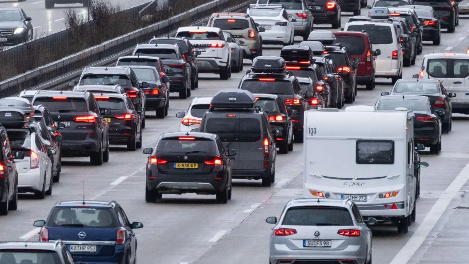 Der ADAC warnt vor Stau auf deutschen Autobahnen. (Archivbild) (Foto: Marijan Murat/dpa)