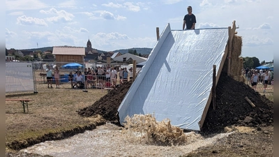 Eine trübe Abkühlung gab es für die Teilnehmenden des Wettbewerbs „Spiel ohne Grenzen” in Lentersheim. Dabei galt es, acht verschiedene Stationen zu meistern. (Foto: Friedrich Zinnecker)