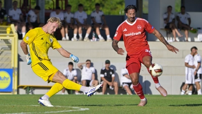 Torwart Nils Leidenberger (hier im Testspiel mit Adriano Grimaldi vom 1. FC Nürnberg) soll im Pokal für Ansbach spielen. (Foto: Martin Rügner)