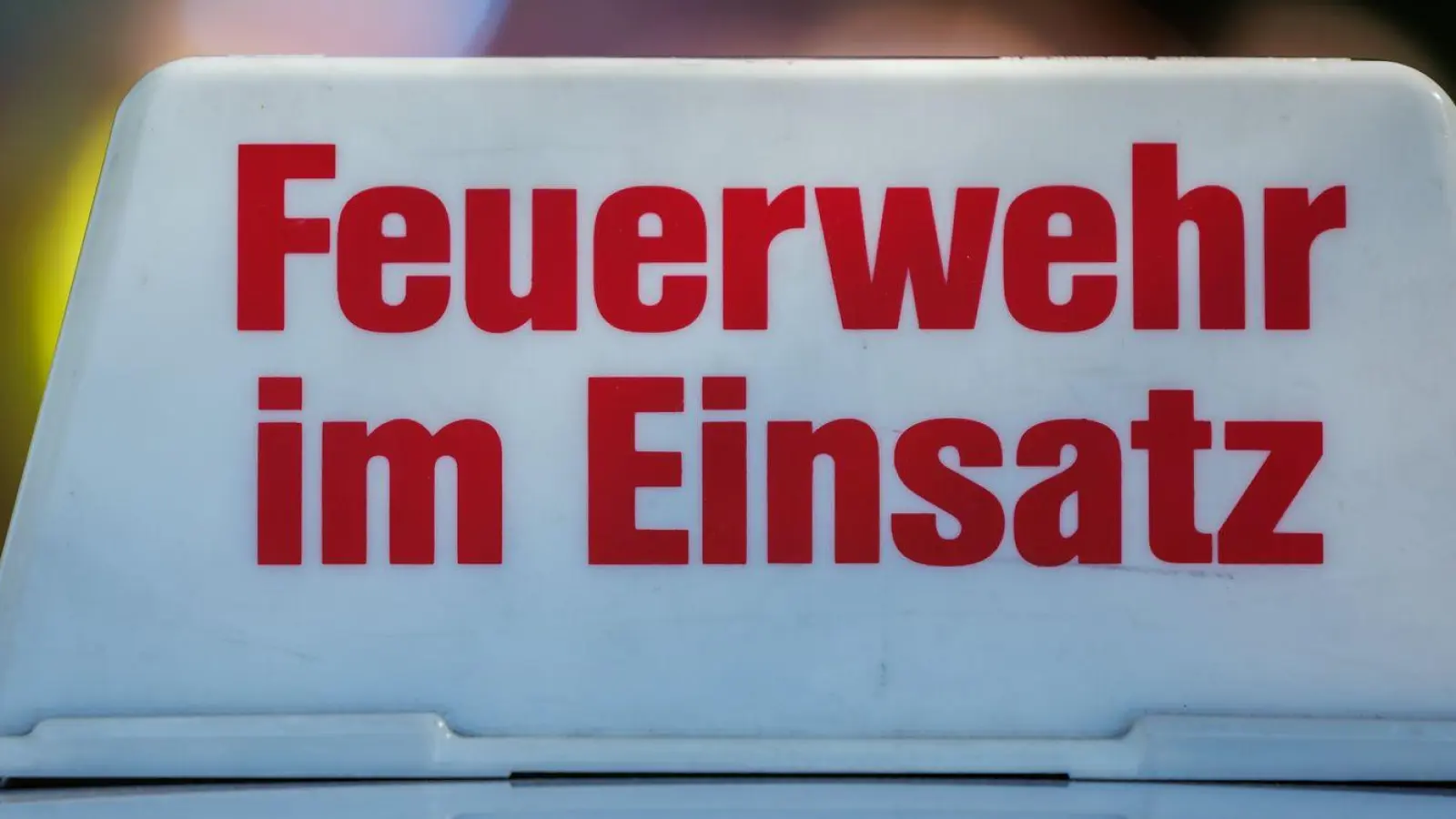 Einsatzkräfte der Feuerwehr mussten am Montagmittag einen Mann aus seinem Auto befreien, weil sich die Tür nach einem Unfall nicht mehr öffnen ließ. (Symbolbild: Daniel Karmann/dpa)