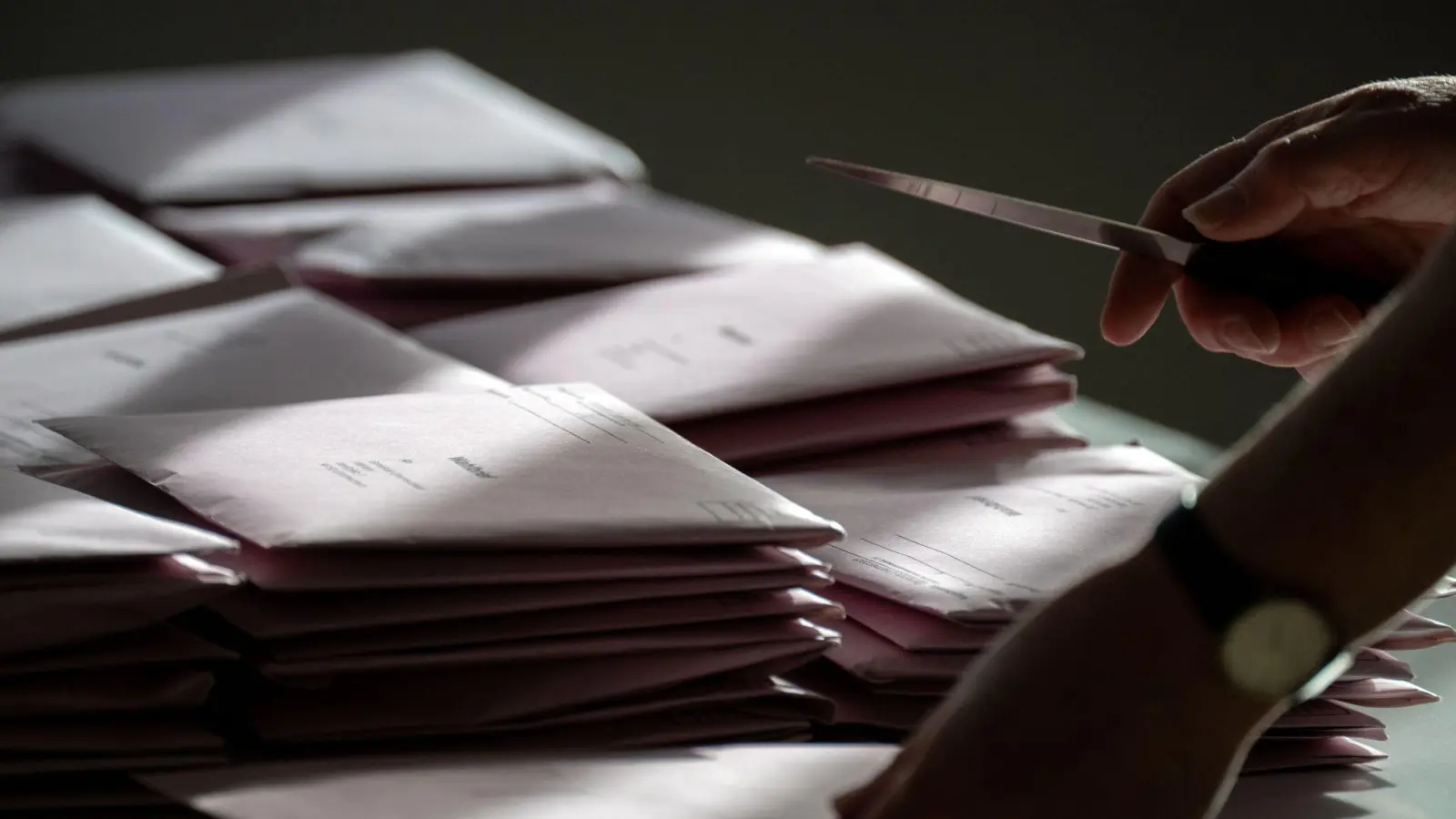 Die Stichwahl hat sehr unterschiedliche Ergebnisse hervorgebracht.  (Foto: Pia Bayer/dpa)