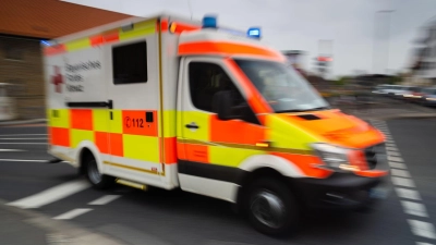 Sanitäter bringen die Dreijährige in ein Krankenhaus. (Symbolbild) (Foto: Nicolas Armer/dpa)
