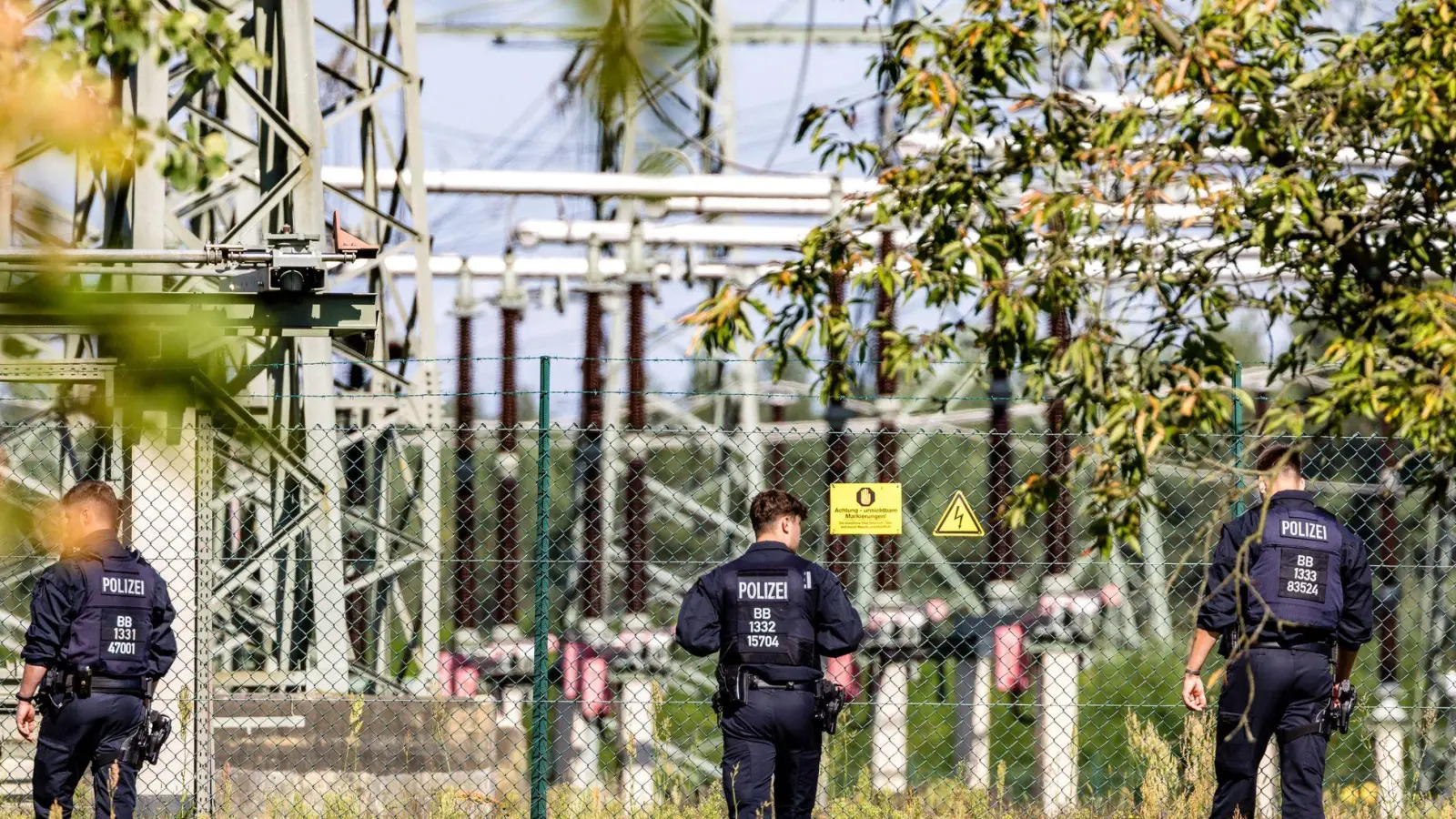 Unbekannte positionierten in Brandenburg mehr als ein Dutzend Geschosse unter Stromleitungen. (Foto: Frank Hammerschmidt/dpa)