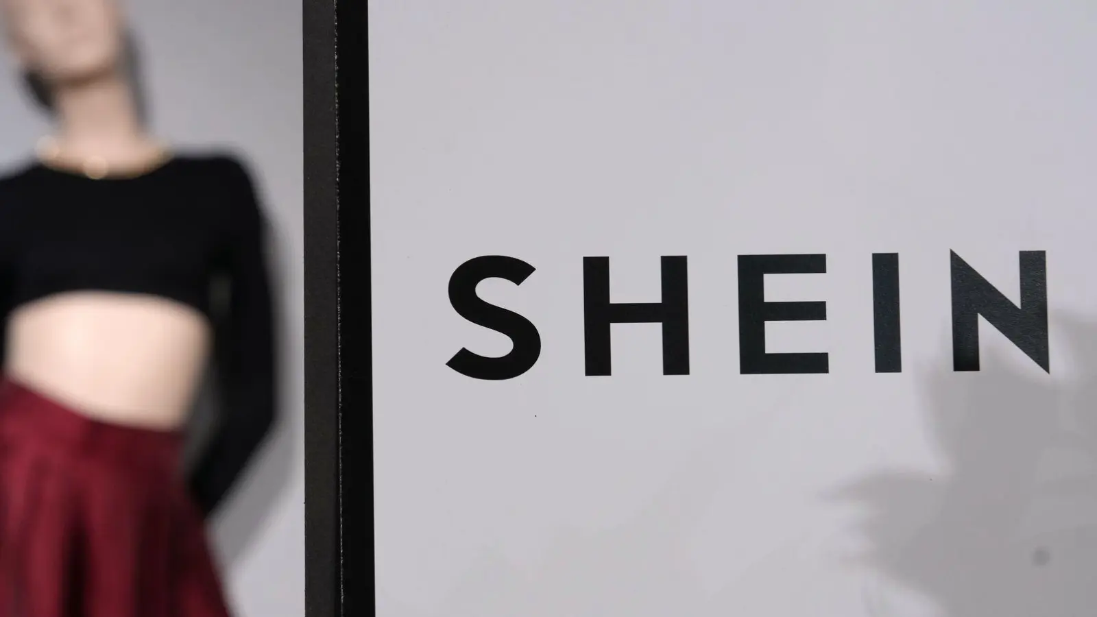 Die französische Regierung hatte ein Verfahren gegen den Online-Händler Shein eingeleitet - bis die Plattform nachweisen könne, dass alle ihre Inhalte mit französischen Vorschriften übereinstimmten. (Archivbild) (Foto: Aurelien Morissard/AP/dpa)