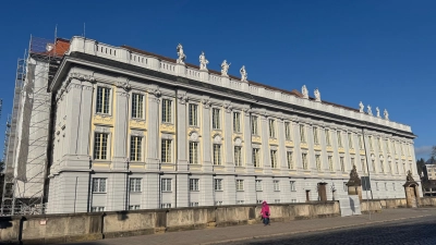 Die von Gabriel de Gabrieli gestaltete Hauptfassade der Ansbacher Residenz ist nun wieder in ihrer vollen Pracht zu sehen. Auch das Gerüst links vom Eingangsportal wurde abgebaut.  (Foto: Lara Hausleitner)
