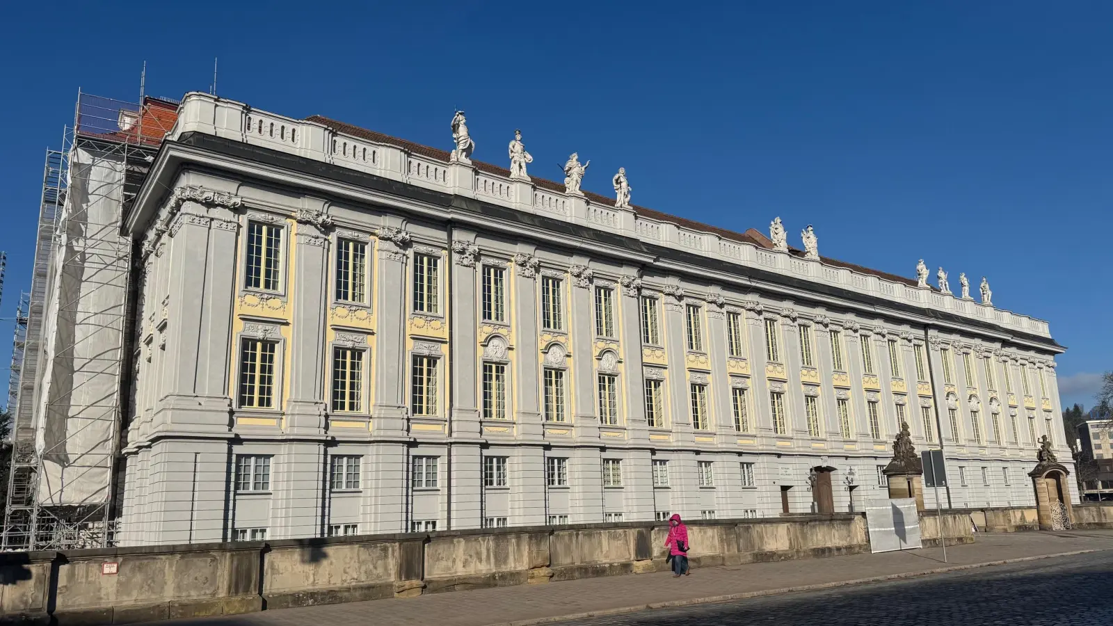 Die von Gabriel de Gabrieli gestaltete Hauptfassade der Ansbacher Residenz ist nun wieder in ihrer vollen Pracht zu sehen. Auch das Gerüst links vom Eingangsportal wurde abgebaut.  (Foto: Lara Hausleitner)
