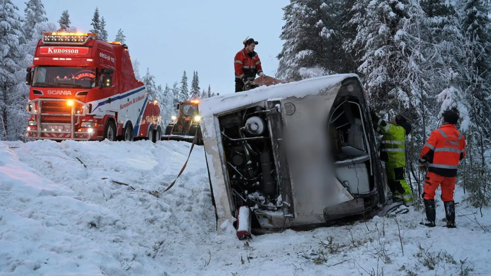 Der Bus kippte in der Nähe von Vilhelmina im Norden von Schweden von einer Schnellstraße. (Foto: Erik Abel/TT News Agency/AP)