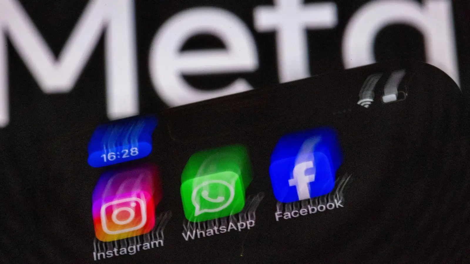 Meta hatte im Oktober angekündigt, manchen KI-Anbietern den Zugang zu Whatsapp zu verwehren. (Symbolbild) (Foto: Jens Büttner/dpa)