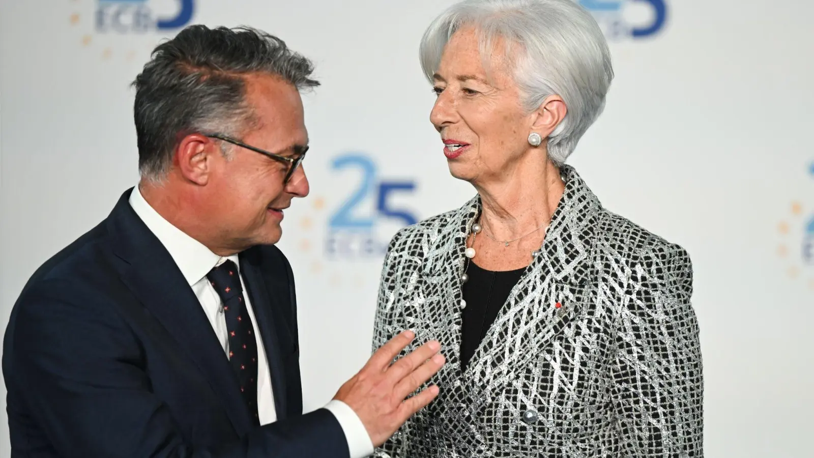 Christine Lagarde, Präsidentin der Europäischen Zentralbank (EZB), begrüßt beim Festakt anlässlich des 25-jährigen Bestehens der Europäischen Zentralbank Joachim Nagel, Präsident der Deutschen Bundesbank. (Foto: Arne Dedert/dpa)