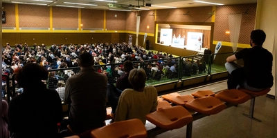Blick in die gefüllte Hesselberghalle: Groß war das Interesse der Menschen am Aufeinandertreffen der Bürgermeisterkandidaten. (Foto: Evi Lemberger)