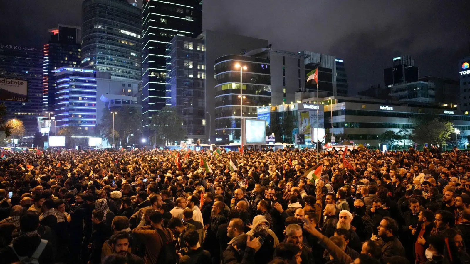 Menschen versammeln sich aus Solidarität mit den Palästinensern vor dem israelischen Konsulat in Istanbul. (Foto: Emrah Gurel/AP/dpa)