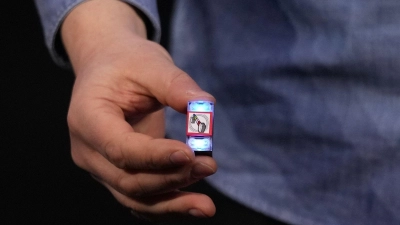 Der „Lego Smart Brick“ verfügt über einen Lautsprecher, LED-Leuchten und einen winzigen Chip, der andere Smart Bricks und Minifiguren erkennen und mit ihnen interagieren kann. (Foto: Abbie Parr/AP/dpa)