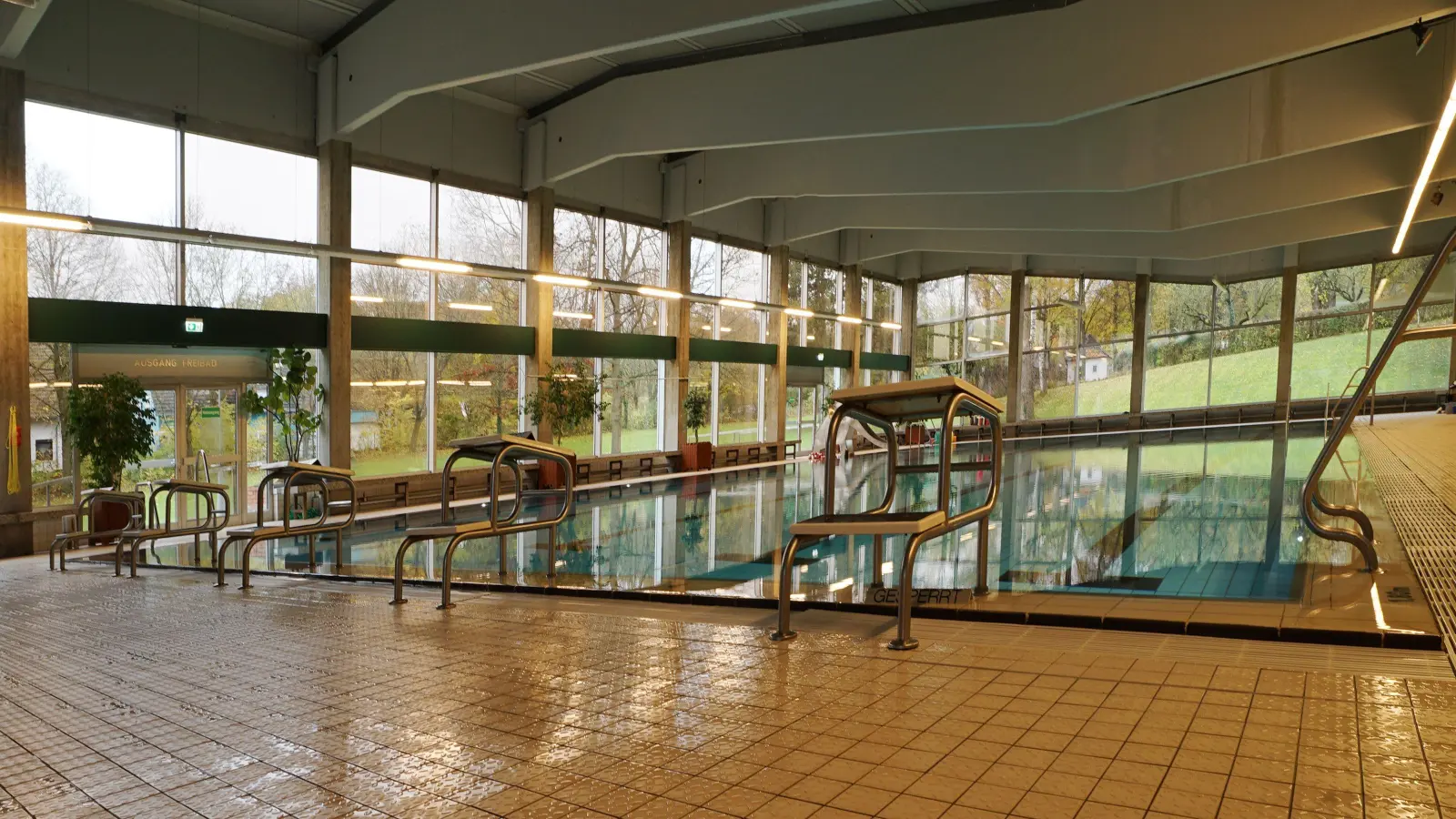 Das Hallenbad Wilhermsdorf – alt, aber immer noch voll in Betrieb. Und weil das Bad in der Nachbarkommune Langenzenn nun sofort schließt, wird es vorerst sogar noch intensiver genutzt als bisher und wohl auch mit verlängerten Öffnungszeiten. (Foto: Heinz Wraneschitz)