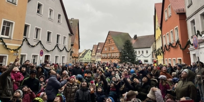 Menschenmassen drängten sich beim traditionellen Christkindlesrunterläuten am Tag des Heiligen Abends in Leutershausens Altstadt. (Foto: Laura Nadler)