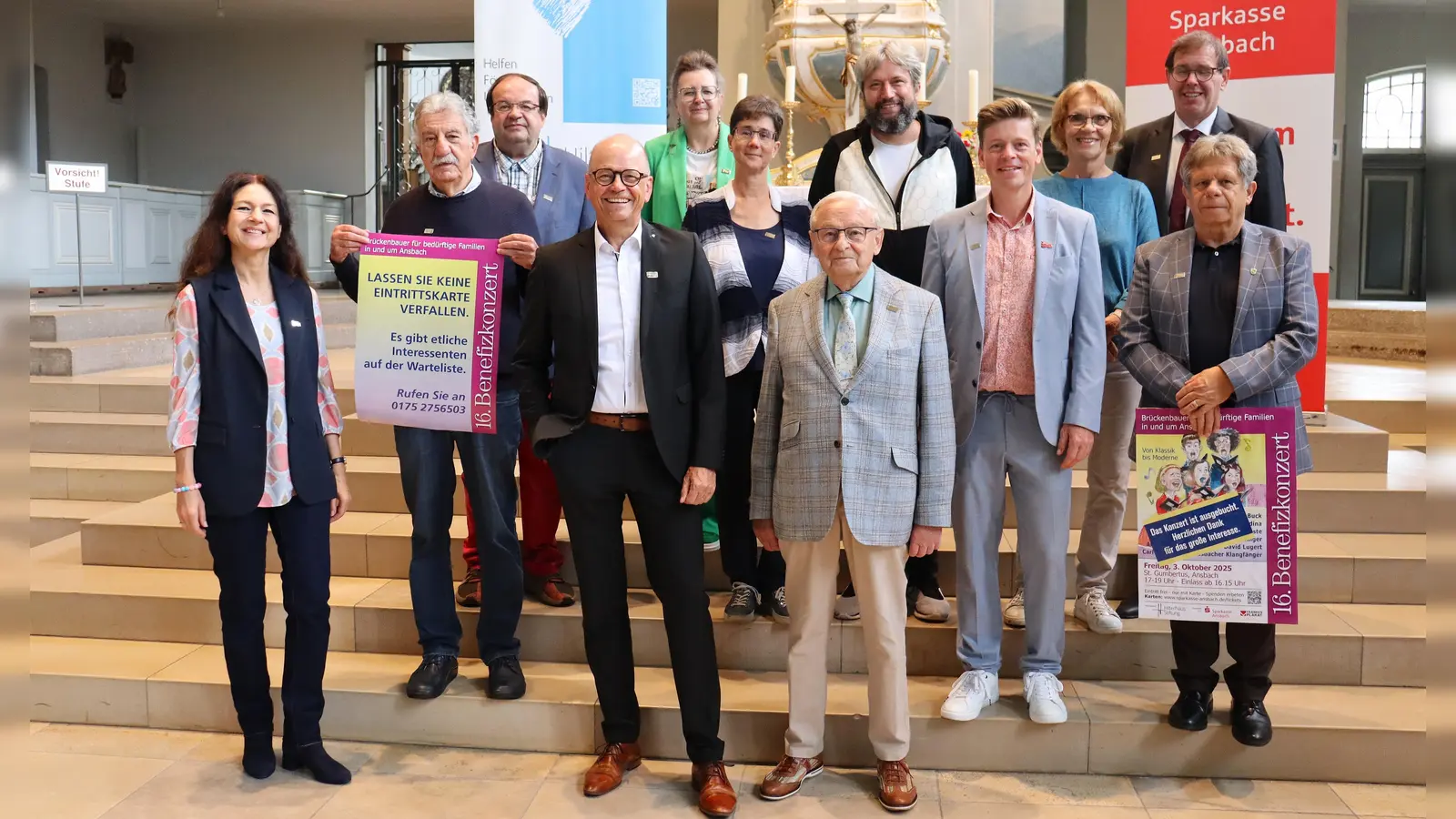 Ein großes Team kümmert sich im Hinter- und Vordergrund um die Organisation des Benefizkonzerts. Alle freuen sich auf eine voll besetzte Kirche am Tag der Deutschen Einheit. (Foto: Antonia Müller)