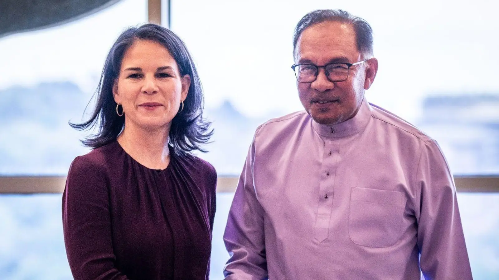 Bundesaußenministerin Annalena Baerbock wird in Kuala Lumpur vom malaysischen Ministerpräsidenten Anwar Ihrahim empfangen. (Foto: Michael Kappeler/dpa)