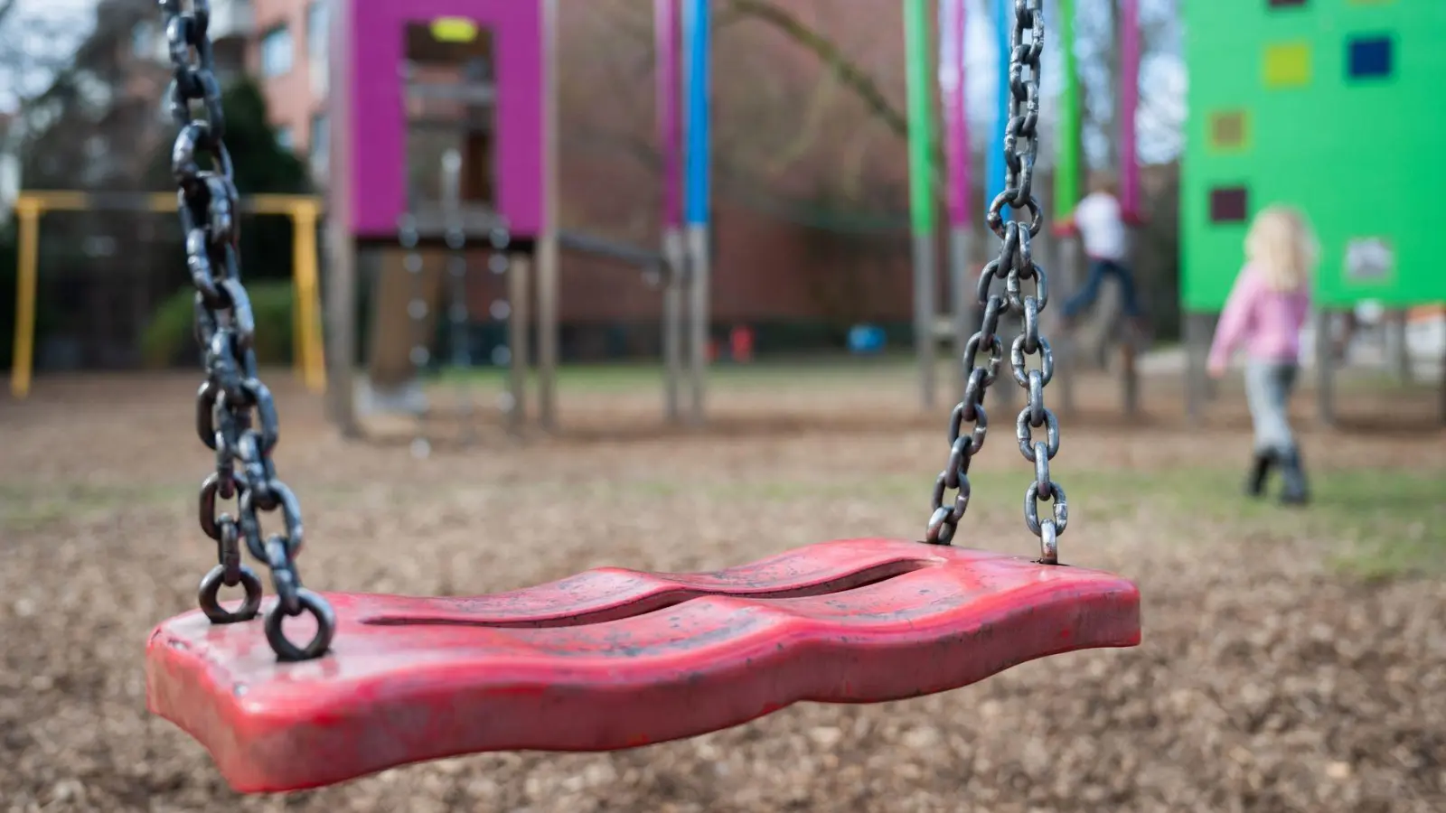 Spielplatz-Check: Nach der Winterpause sollten Eltern den Zustand von Sandflächen und Spielgeräten prüfen, um mögliche Gefahren zu vermeiden. (Foto: Julian Stratenschulte/dpa/dpa-tmn)