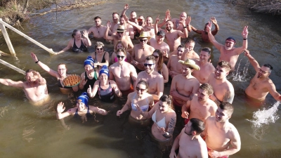 In normaler Badekleidung stiegen 32 Teilnehmerinnen und Teilnehmer in die trüben Fluten der sieben Grad „warmen“ Sulzach. (Foto: Friedrich Zinnecker)