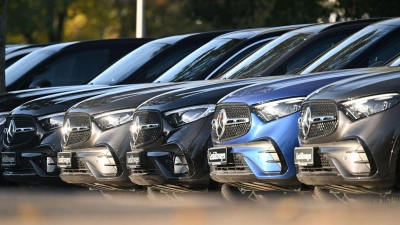 Mercedes-Benz verkauft weniger Fahrzeuge. (Archivbild) (Foto: Bernd Weißbrod/dpa)