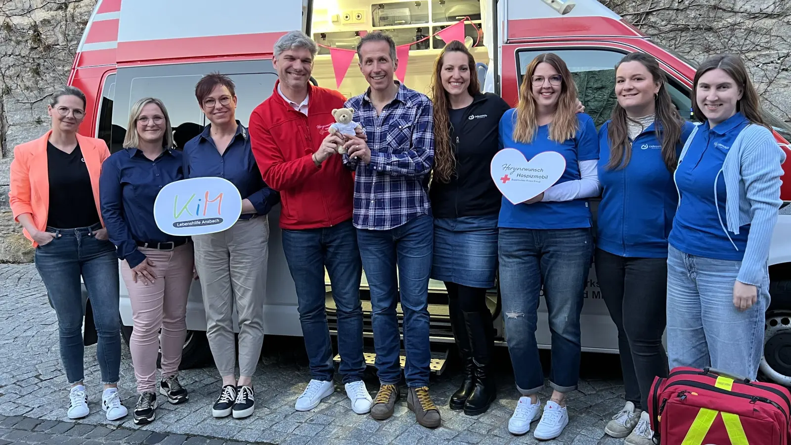 Finanzielle Unterstützung für das Herzenswunsch-Hospizmobil des Bayerischen Roten Kreuzes: Das Foto zeigt Johannes Stegmann (4. von links) und den bekannten Moderator Willi Weitzel (5. von links) mit Mitarbeiterinnen der Lebenshilfe Ansbach nach der Spendenübergabe.  (Foto: Lebenshilfe/Nathalie Lober)