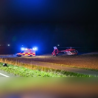 Bei einem schweren Verkehrsunfall auf der B470 bei Dietersheim sind am Donnerstag eine Fahrradfahrerin und ein Motorradfahrer schwer verletzt worden. (Foto: NEWS5 / Kevin Weddig)