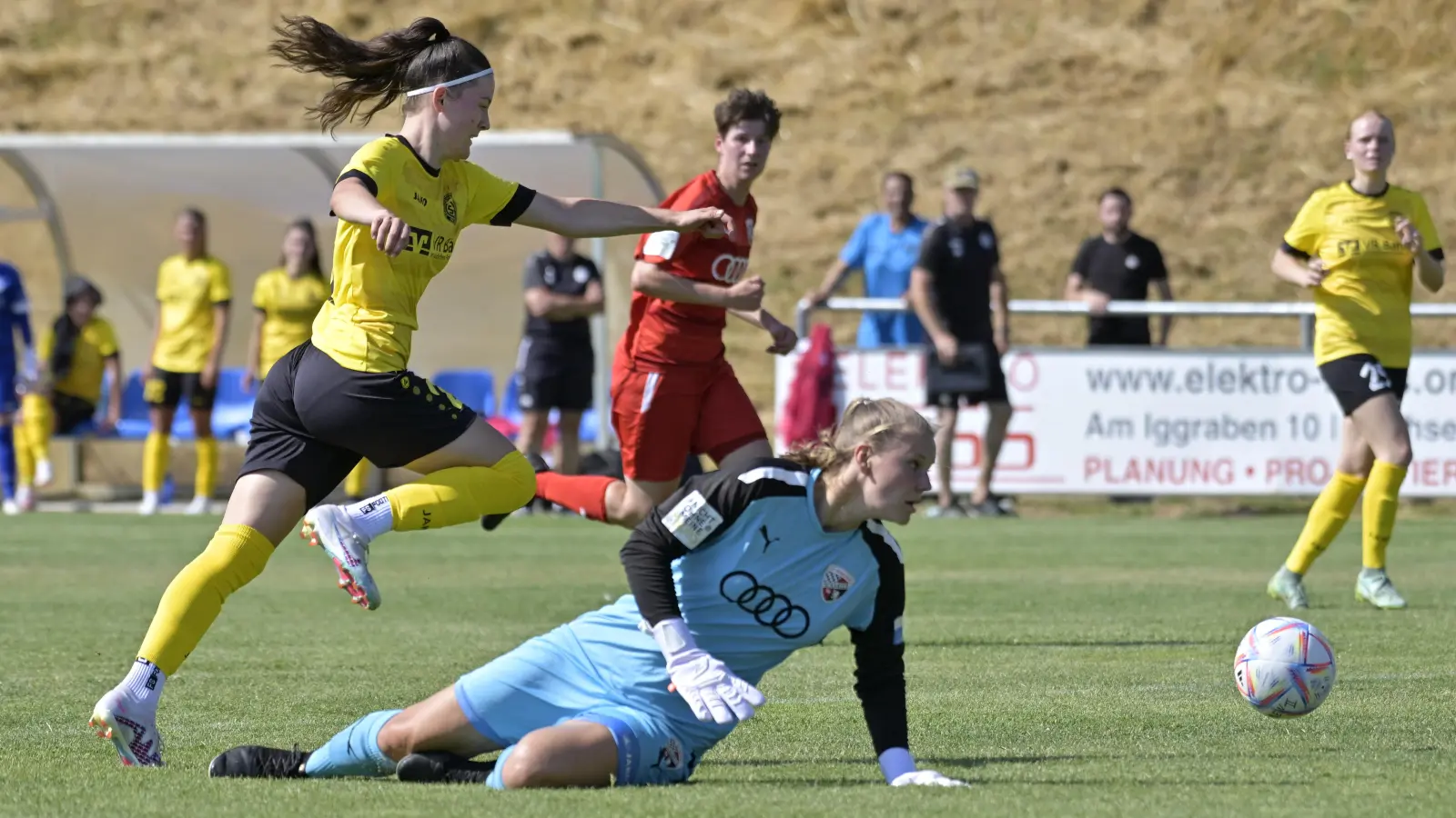 Da hat die Ingolstädter Torhüterin Franziska Maier nur das Nachsehen. Die Weinbergerin Ashley Belzner (links) trifft zum 2:0. (Foto: Martin Rügner)