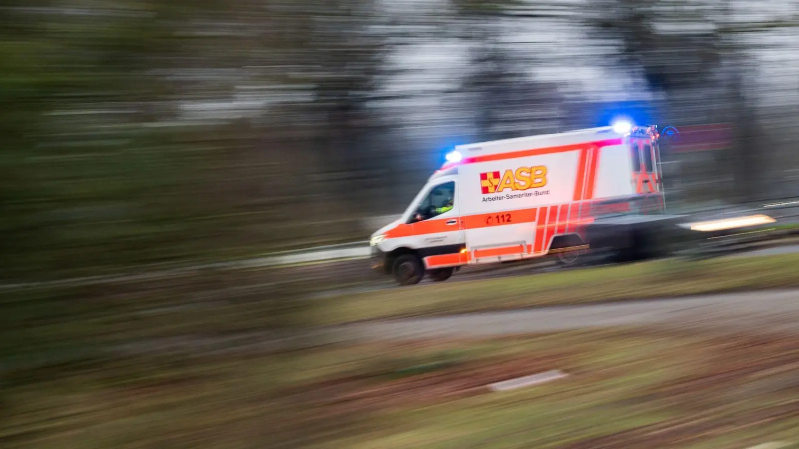 Zwei Traktorfahrer kamen bei Unfällen in Niederbayern ums Leben. (Symbolbild) (Foto: Julian Stratenschulte/dpa)