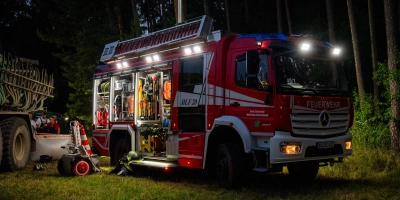 Nachtwache: Die Feuerwehr hat eine sogenannte Brandwache eingerichtet, bei der über die ganze Nacht hinweg nach Glutnestern gesucht und der Wald überwacht wird.  (Foto: René Chlopotowski)