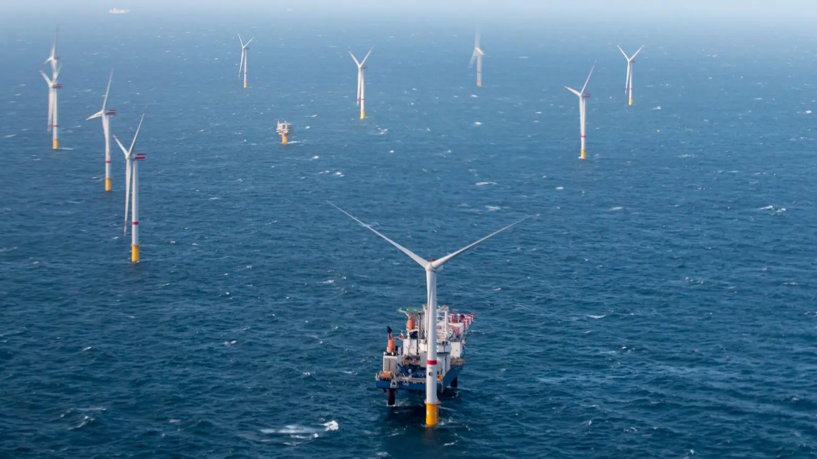 EnBW fordert Korrektur von Windkraft-Ausbauzielen auf See. (Archivbild)  (Foto: Kurt Desplenter/BELGA/dpa)