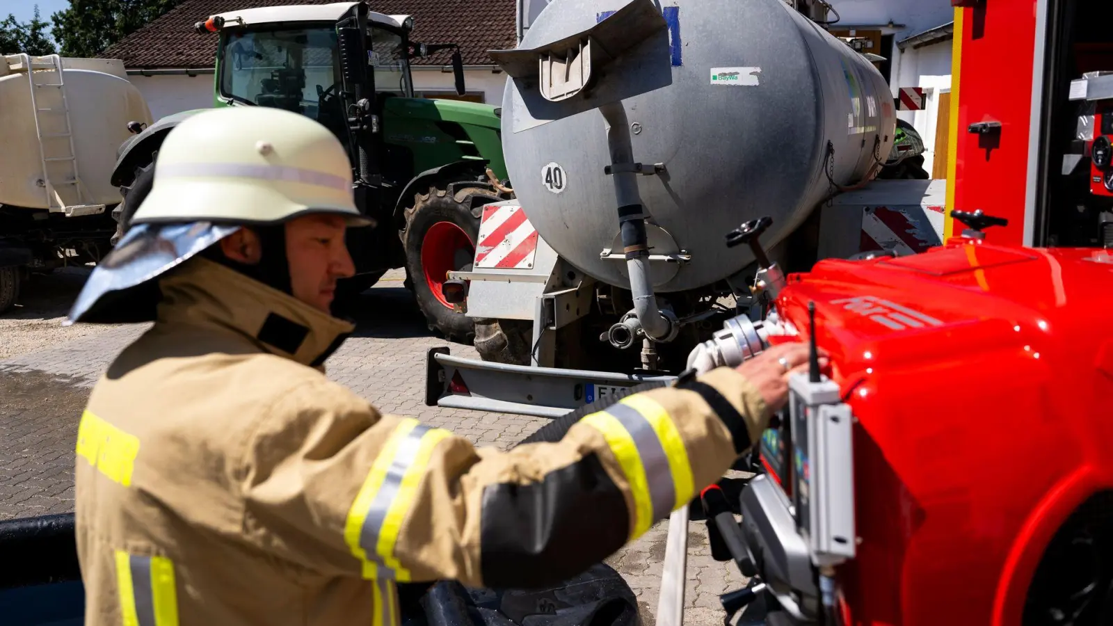 Gerade bei den zunehmenden Bränden auf Feldern oder in Wäldern sind die meist freiwilligen Feuerwehren im Freistaat teils dringend auf die Bauern angewiesen. (Foto: Lennart Preiss/dpa)