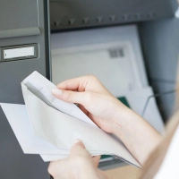 Urlaub vorbei, Post da: Wer einen Bußgeldbescheid aus der EU oder der Schweiz im Briefkasten findet, sollte ihn nicht liegenlassen. (Foto: Christin Klose/dpa-tmn)