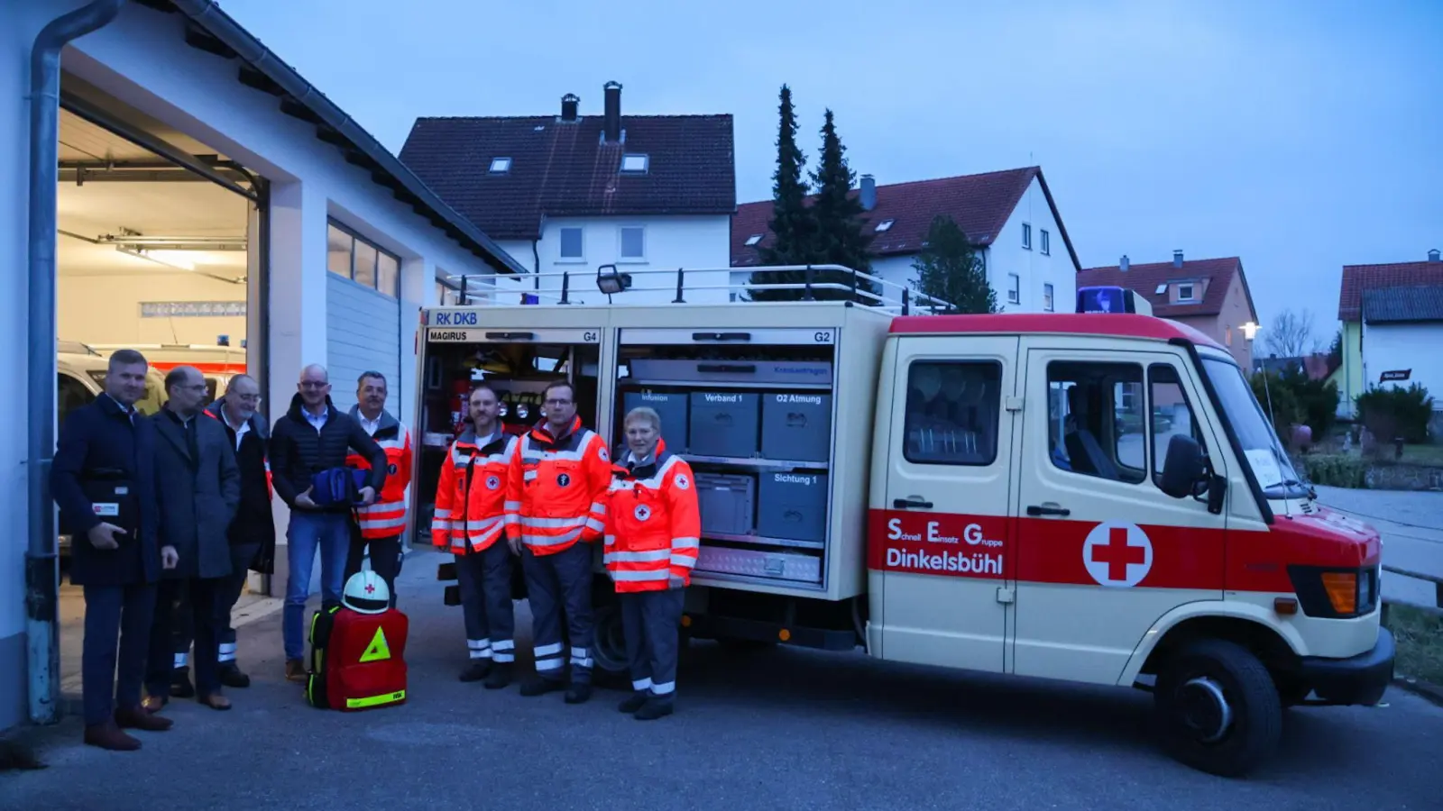 Der Transporter ist seit 1998 im Einsatz für die Dinkelsbühler Schnelleinsatzgruppe und soll jetzt ersetzt werden. Sponsoren des Ersatzfahrzeuges ließen sich die Ausstattung, die in das neue Fahrzeug übernommen werden soll, von Mitgliedern der SEG erklären. (Foto: Martina Haas)