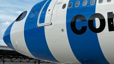 In den Farben des Stadtrivalen 1860 München: Der Flieger, der die Bayern-Stars nach Asien bringt.  (Foto: Christian Kunz/dpa)